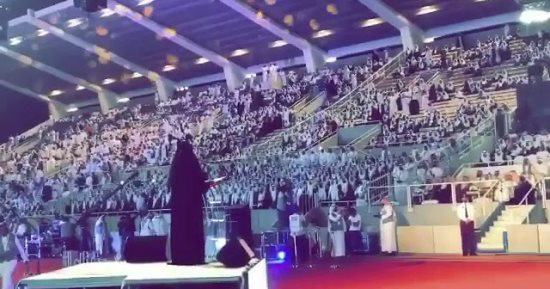 لأول مرة.. خريجو كلية الطب بجامعة الطائف يرددون القسم خلف عميدة