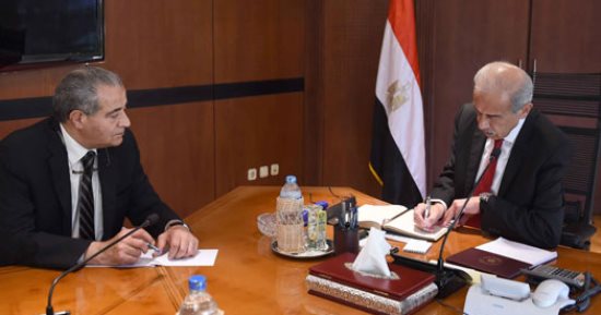 رئيس الوزراء يلتقى وزيرى التموين وشئون مجلس النواب لمتابعة خطة الوزارتين (صور)