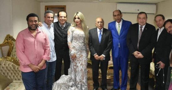 صور.. عصام شرف ومفيد شهاب يشاهدان "فرصة سعيدة" لأحمد بدير وإيمان أبو طالب