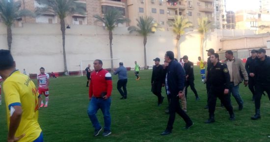 شاهد.. إيقاف مباراة بلدية المحلة وكوم حمادة 10 دقائق بعد الاعتداء على الحكم