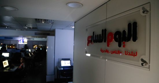 صور.. "اليوم السابع" يشارك فى "ساعة الأرض" ويطفئ الأنوار بصالة التحرير