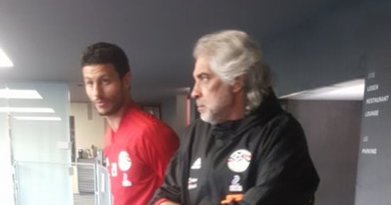 صور.. مدرب حراس المنتخب يعالج أخطاء الشناوى أمام البرتغال
