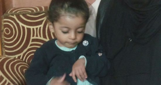 صور.. "ضمور العضلات الشوكى" مرض نادر يهدد رضيعة بالموت.. الأم: الأطباء قالولى العلاج تكلفته 15 مليون جنيه وغير متوفر فى مصر.. ولفيت على كل المسئولين ولم يستجب أحد.. وتؤكد: "نفسى بنتى تعيش"
