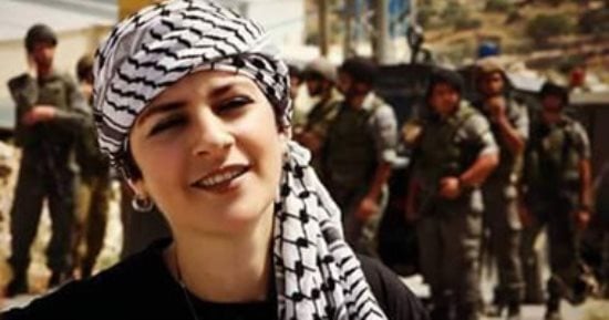 فيديو.. فلسطينيون ينشدون أغانى ريم بنا أثناء تشيع جثمانها