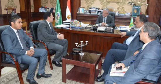 محافظ المنيا يبحث مع معاون وزير الإتصالات ميكنة خدمات المواطنين