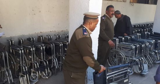 محافظة قنا توفر كراسى متحركة لمساعدة المرضى وكبار السن بالانتخابات