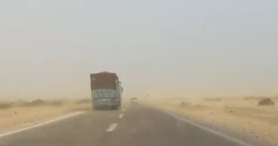 صور.. عواصف رملية على الطرق الخارجية بالبحر الأحمر