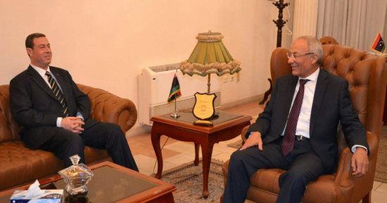 سفير فلسطين بالقاهرة يبحث مع مندوب ليبيا بالجامعة العربية القضايا المشتركة