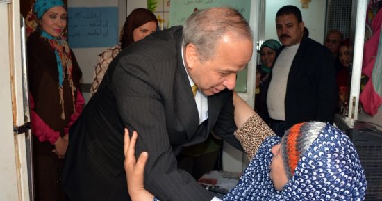 صور .. محافظ القليوبية يشارك أمهات دار المسنين الاحتفال بعيد الأم 