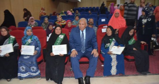 صور.. محافظ الوادي الجديد يكرم الامهات المثاليات ورواد التعمير 
