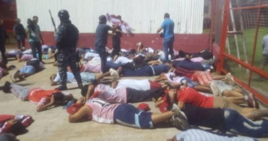 فيديو.. القبض على 100 مشجع بعد اشتباكات خلال مباراة بالدوري الأرجنتيني