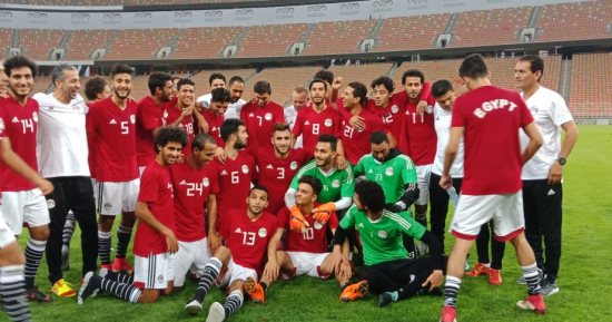 المنتخب الأولمبى يلتقط الصور التذكارية بملعب الجوهرة بالسعودية 