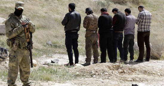 صور.. الجيش الروسى يؤمن المدنيين الفارين من الغوطة الشرقية أثناء الصلاة