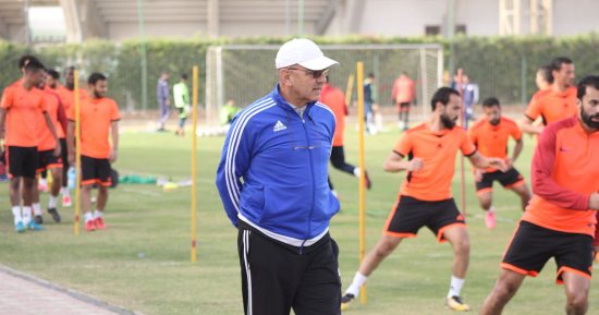صور.. طلعت يوسف يحفز لاعبى المقاصة قبل مواجهة إنبى