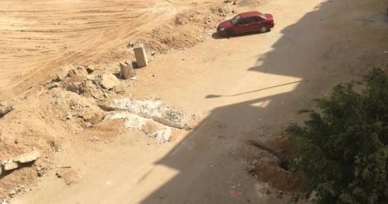 قارئ يشكو من وجود حفر بسبب ماسورة مياه فى حى البنفسج بالتجمع الأول