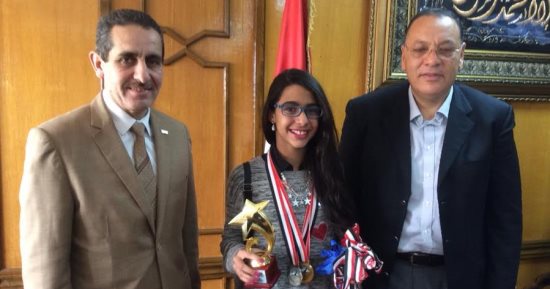 جامعة قناة السويس تكرم بطلة سباحة الزعانف فجر أسامة