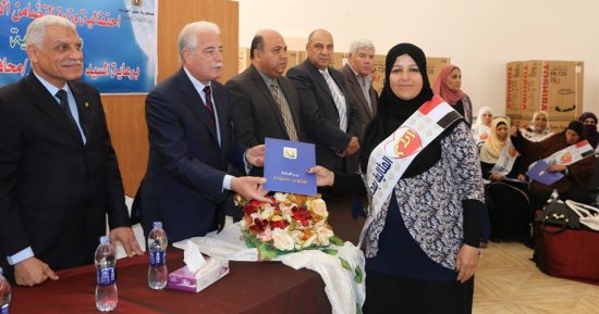 صور.. الأم المثالية بجنوب سيناء للرئيس السيسى: تستحق التكريم من كل أم