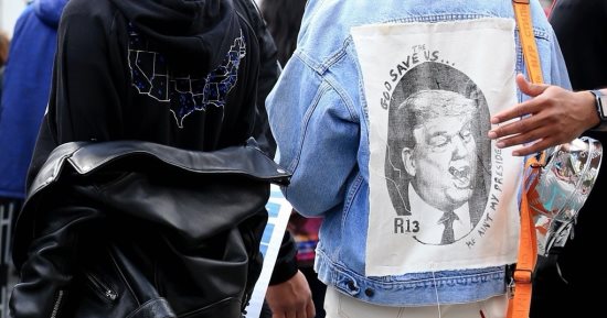 كيندال جينر تعارض ترامب بـ"جاكيت حنفى الأبهة" بمسيرة March For Our Lives