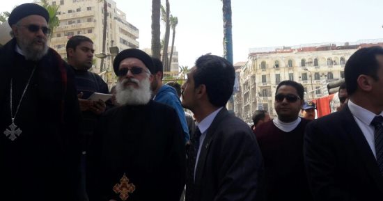 وفد كنسى يشارك فى جنازة شهيدى حادث الإسكندرية بمسجد القائد إبراهيم