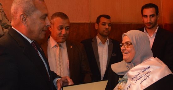 محافظ السويس يكرم الأمهات المثاليات وأمهات الشهداء 