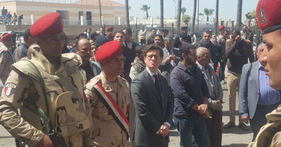 مدير  أمن الإسكندرية يتلقى العزاء فى  شهيدى الحادث الإرهابى
