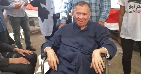 قعيد يدلى بصوته فى انتخابات الرئاسة بجاردن سيتى.. ويعلق: من أجل الشهداء