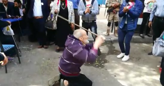مسن يفاجئ المواطنين بوصلة رقص بالعصا فى الجمالية (صور)