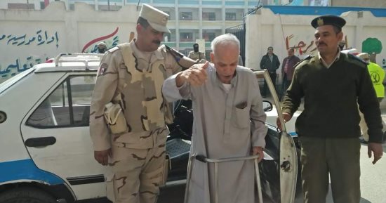 صور.. أحد أبطال حرب 56 فى بنى سويف: "رغم مرضى جيت انتخب السيسى عشان بحبه"