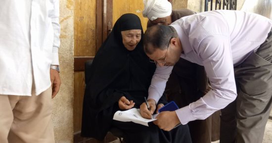 صور.. قاض ينزل لسيدة عجوز للإدلاء بصوتها ببنى مزار فى المنيا