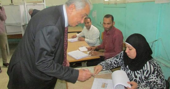 نقيب المحامين يصوت بالمقطم ويحث المواطنين على المشاركة بالانتخابات
