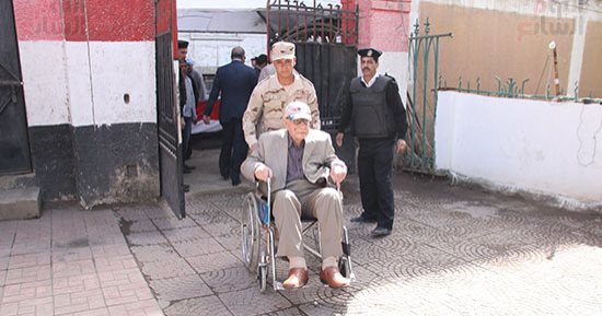 أيادى الجيش والشرطة فى مساعدة كبار السن  فى الانتخابات الرئاسية                                                                   