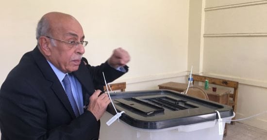 صور.. مفيد شهاب يدلى بصوته فى انتخابات الرئاسة بمدرسة سيزا نبراوى بالتجمع الخامس