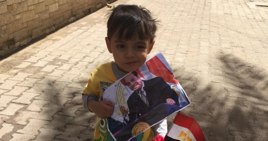 صور.. المواطنون يصطحبون أطفالهم خلال إدلائهم بأصواتهم باللجان الانتخابية