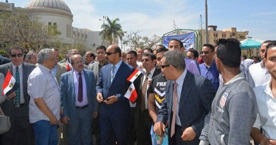 رئيس جامعة الفيوم يصطحب الطلاب للإدلاء بأصواتهم فى الانتخابات الرئاسية 