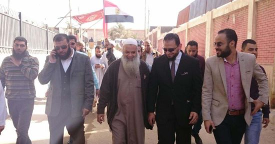 صور.. رئيس برلمانية حزب النور يدلى بصوته فى انتخابات الرئاسة بالعجمى