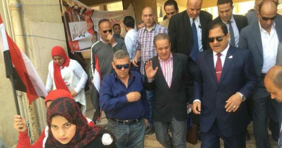 صور .. محافظ الغربية يدلى بصوته فى لجنه المغتربين بطنطا