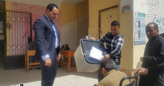 صور.. رئيس لجنة يسرى شعراوى بالإسماعيلية يخرج صندوق التصويت لمواطن معاق