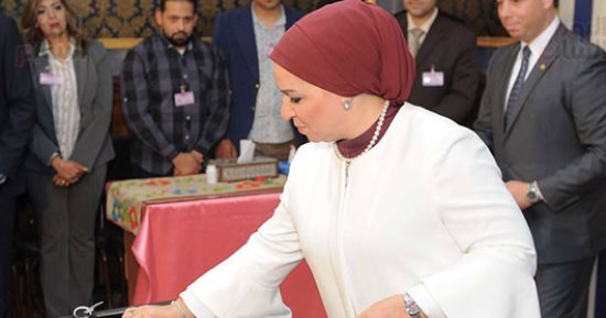 قرينة السيسى تدلى بصوتها فى الانتخابات الرئاسية بمصر الجديدة  (صور)