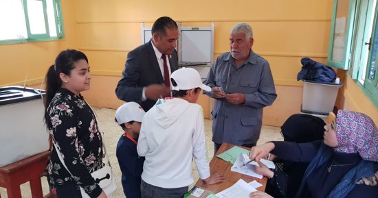 النائب محمد الشورى يصوت فى الانتخابات الرئاسية بمسقط رأسه بالدقهلية (صور)