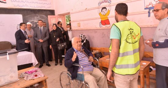 صور.. محافظ أسيوط يتفقد اللجان بمدرستى الوحدة العربية واسماعيل القبانى