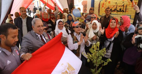 احتشاد ناخبي منطقة الإسعاف أمام لجنة مدرسة أبو الفرج للإدلاء بأصواتهم