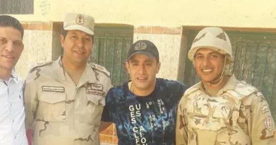أحمد السقا يشارك فى الانتخابات ويلتقط صورا مع رجال الجيش والشرطة 