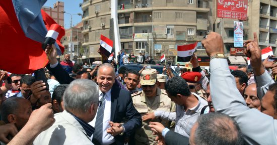 صور .. محافظ القليوبية يتفقد اللجان الإنتخابية بمدينة بنها