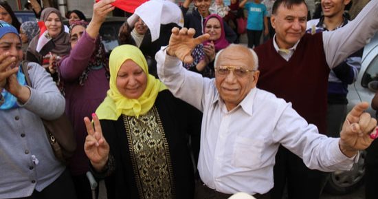 صور.. مسن بمصر الجديدة يرقص على أنغام تسلم الأيادى عقب الإدلاء بصوته