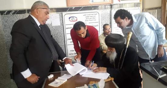 صور.. أسقف البحر الأحمر يدلى بصوته فى الانتخابات الرئاسية بالغردقة