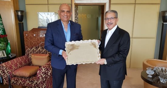 عماد وحيد عضو مجلس إدارة الأهلى يزور أحمد قطان للتهنئة بتعيينه وزيرا