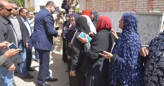 فيديو وصور.. إقبال كبير للسيدات على لجان الانتخاب بمطروح والمحافظ يشيد بدور المرأة