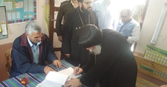 صور..  أسقف بنى سويف يدلى بصوته بلجنة مدرسة القومية ويشيد بيقظة المصريين
