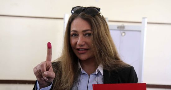 صور.. ليلى علوى تدلى بصوتها فى الانتخابات الرئاسية بمصر الجديدة 