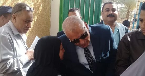 صور .. محافظ الوادى الجديد يتفقد اللجان الانتخابية ويشيد بنسبة الحضور